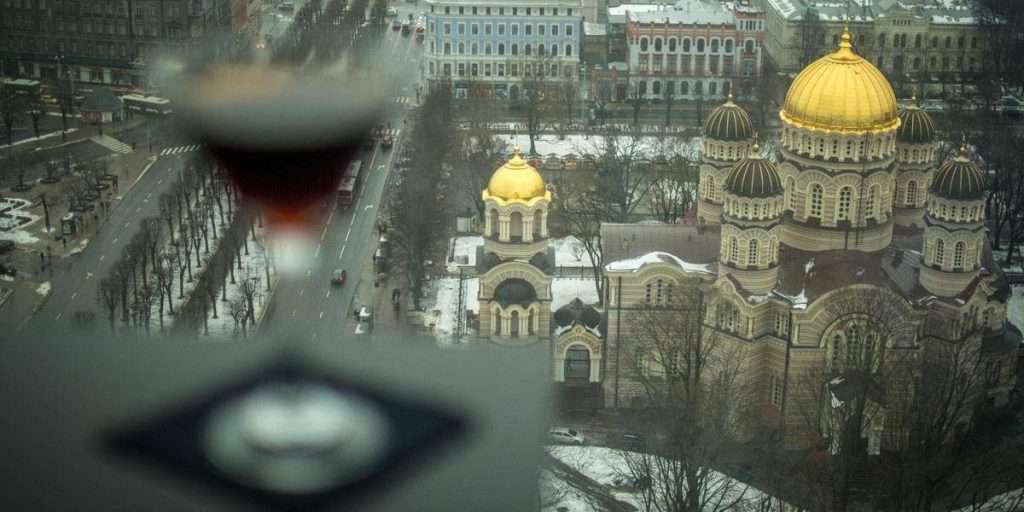 Cocktails sippen met een prachtig uitzicht? Ga naar de Radison Blu skybar in Riga!