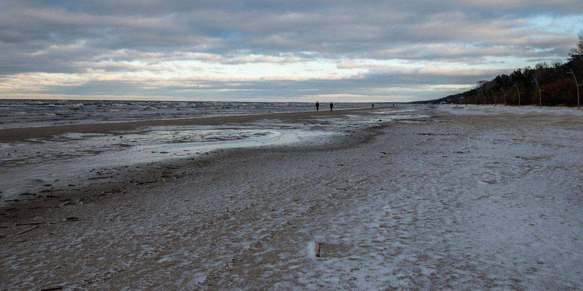 Het bevroren strand van Jurmala.