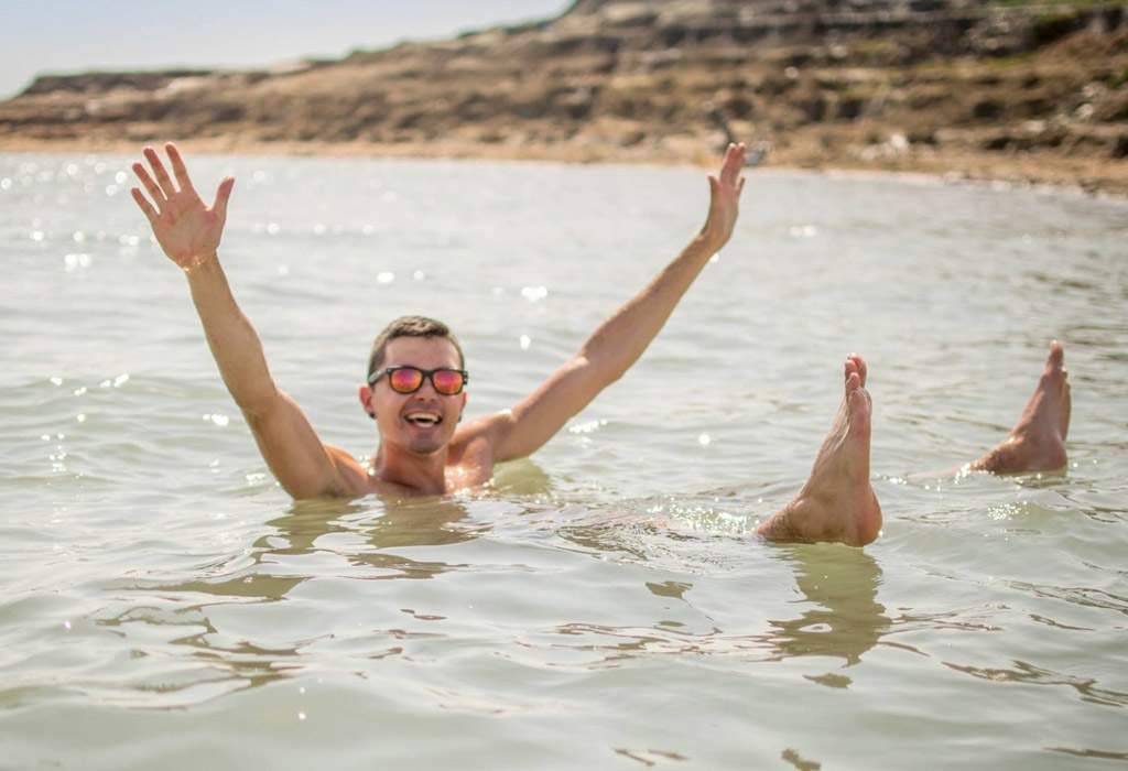 In de dode zee voel je je bijna gewichtsloos. Alsof je een waterastronaut bent!