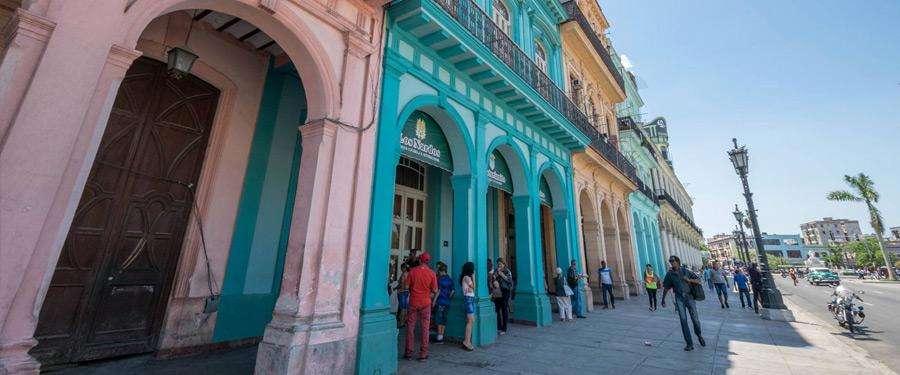 Kleurrijke woningen sieren het stadscentrum van Havana!