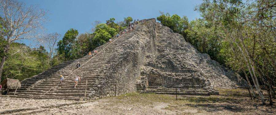 De Koba tempel, een populaire daguitstap vanuit Cancun.