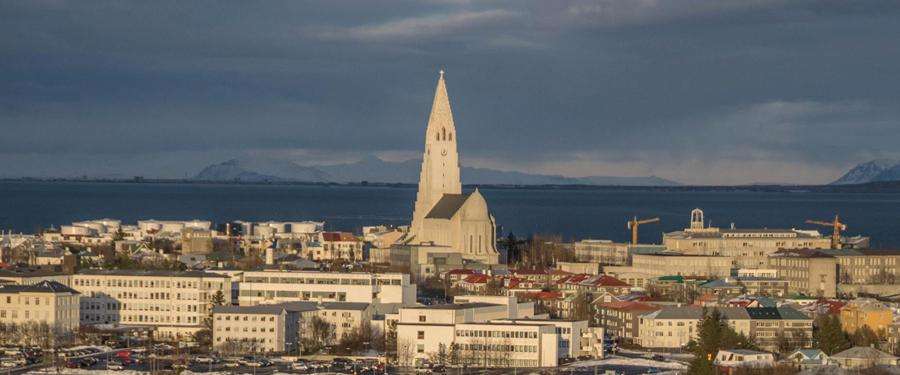 Je krijgt niet alleen van de Hallgrimskirkja een mooi uitzicht over Reykjavik! Vanuit het Perlan gebouw zie je nog meer!